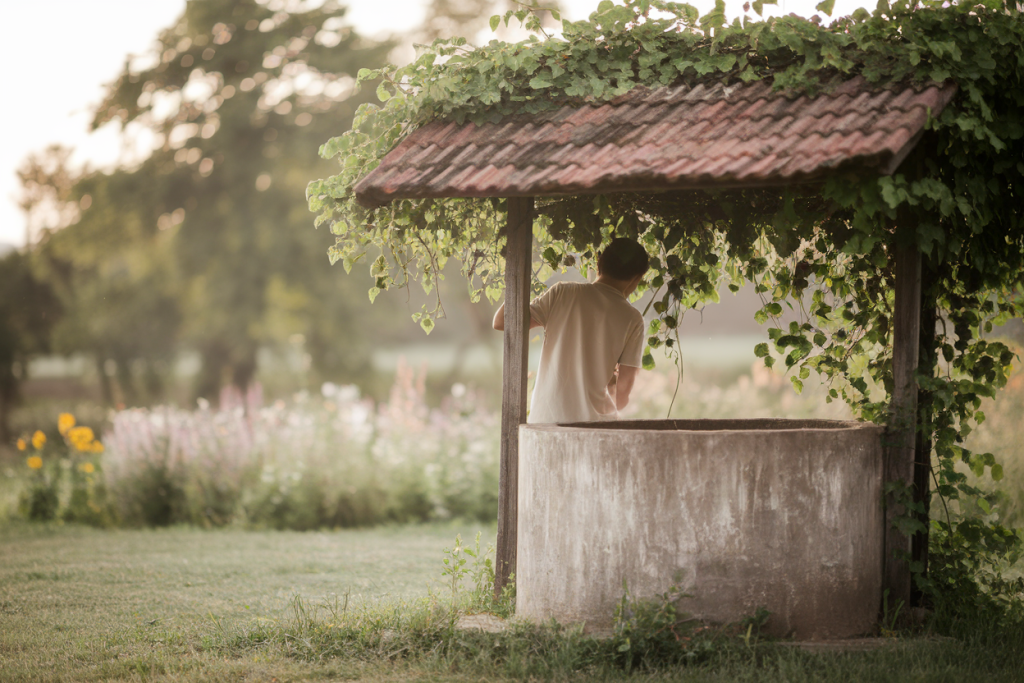 puits-personne-dos-verdure